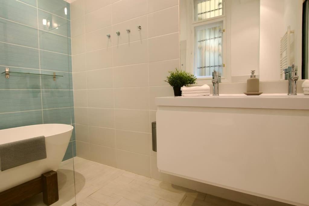 Premium Apartment By Hi5- Anker Apartment Budapest Bagian luar foto
