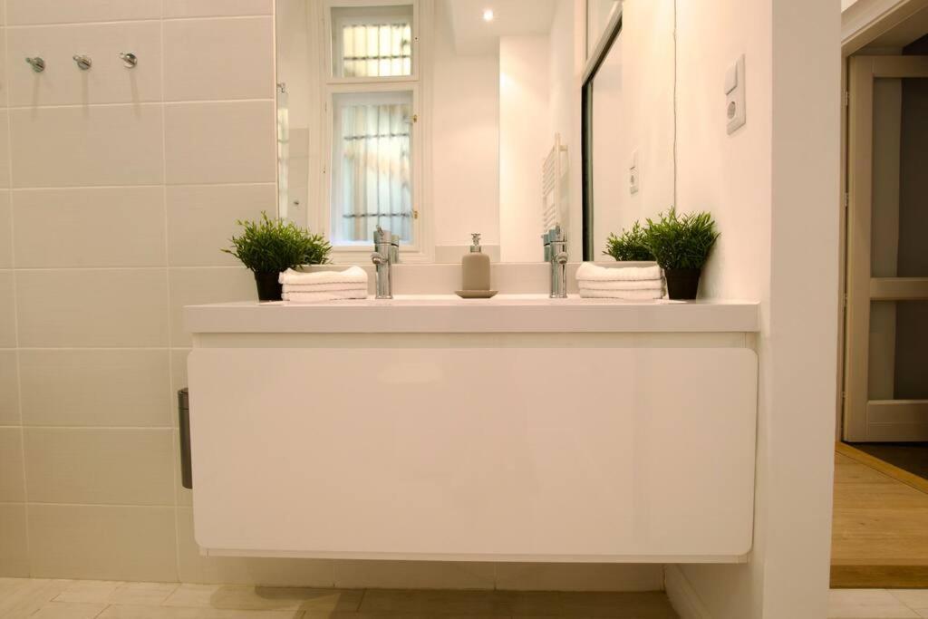 Premium Apartment By Hi5- Anker Apartment Budapest Bagian luar foto