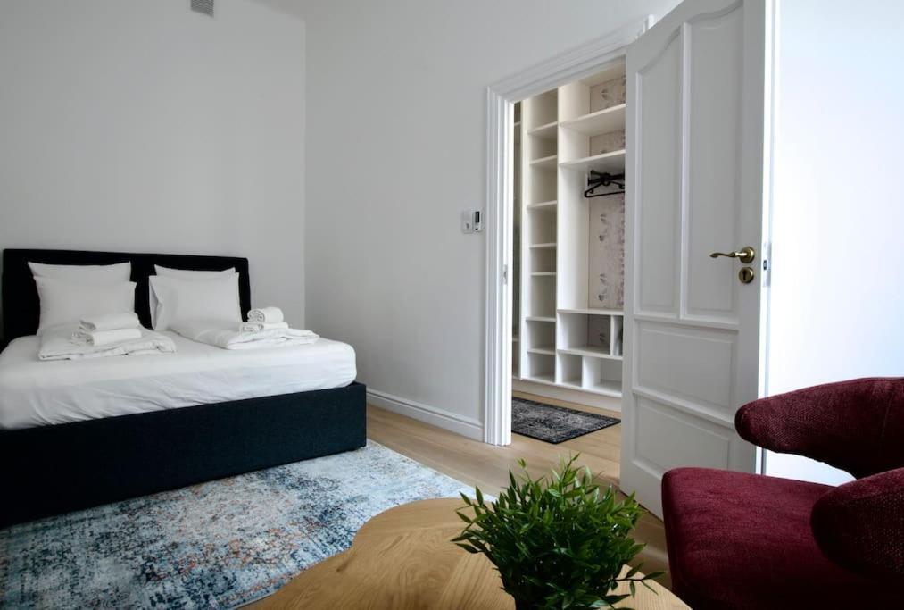 Premium Apartment By Hi5- Anker Apartment Budapest Bagian luar foto