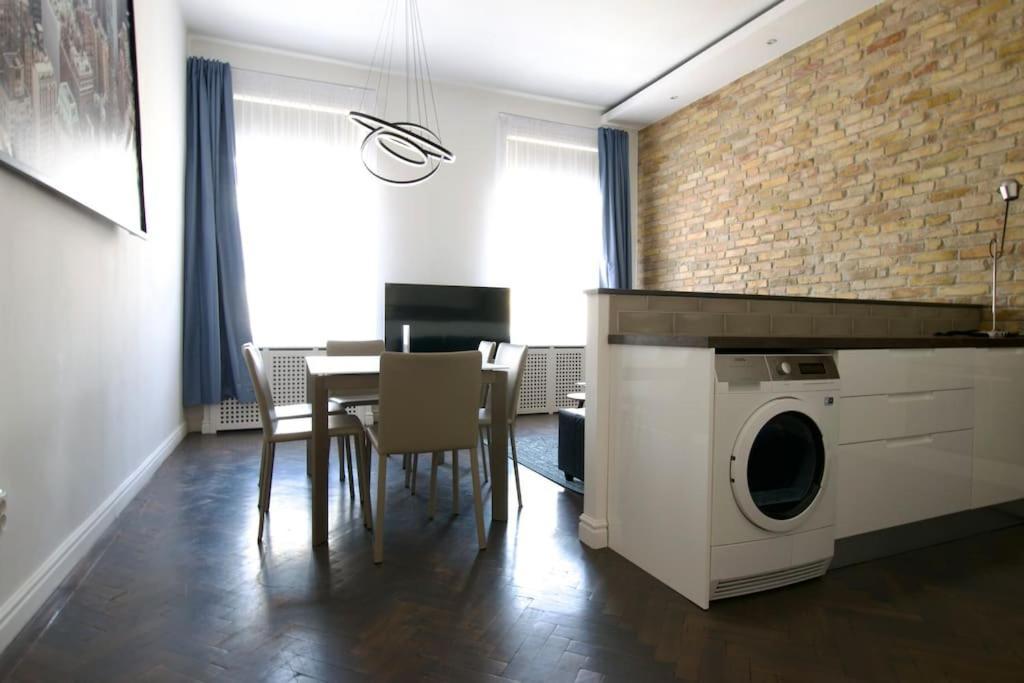 Premium Apartment By Hi5- Anker Apartment Budapest Bagian luar foto