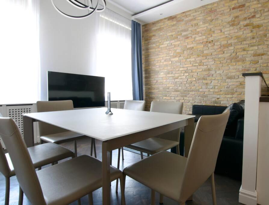 Premium Apartment By Hi5- Anker Apartment Budapest Bagian luar foto