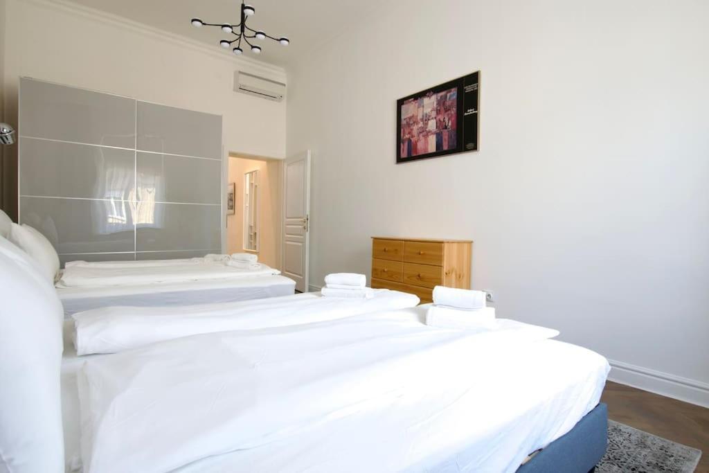 Premium Apartment By Hi5- Anker Apartment Budapest Bagian luar foto